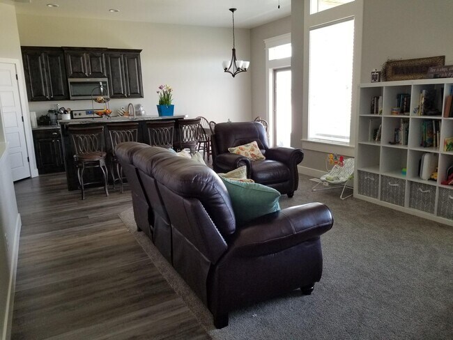 Foto del edificio - CALL TYE DIRECTLY AT 208-313-6062 - 4 Bed 2 bath home in Idaho Falls.