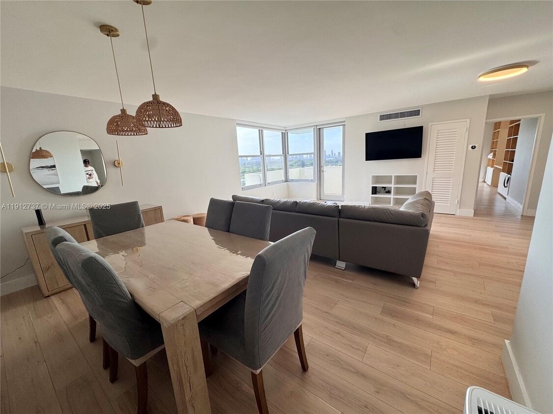 Primary Photo - 2899 Collins Ave