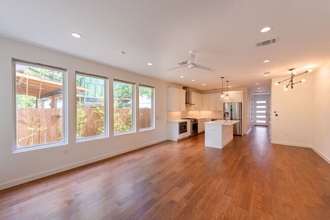 Building Photo - Modern Luxury in the Heart of Austin!