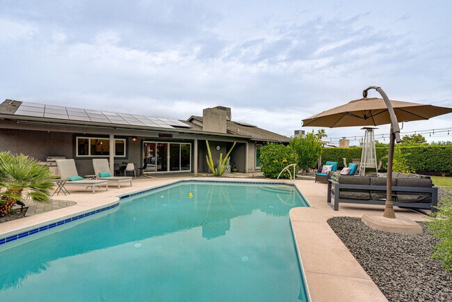Foto del edificio - 2331 E Lupine Ave