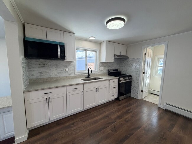 Foto del edificio - Charming 3-Bedroom Home Near Pontoosuc Lake