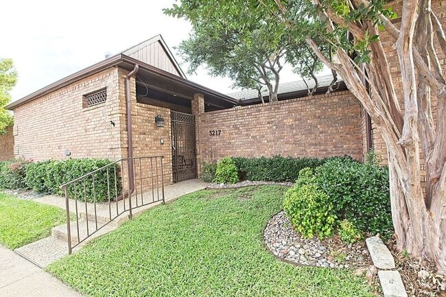 Building Photo - 3217 Squireswood Dr