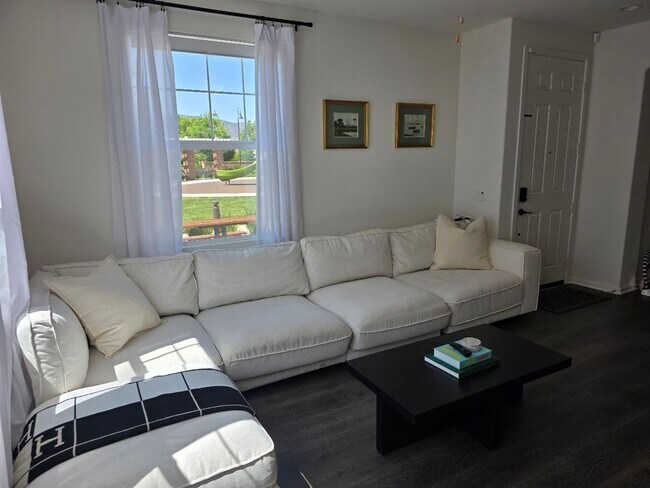 Building Photo - Gorgeous new townhome in West Murrieta wit...