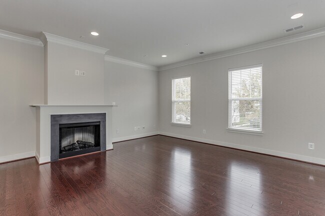 Foto del edificio - Gorgeous Townhome/Great Location!