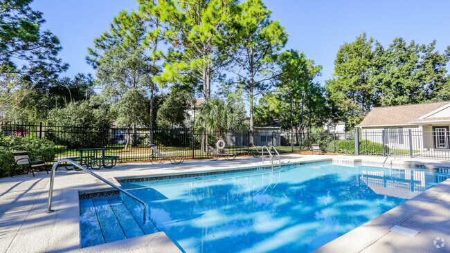 Piscina - Pinewood Pointe Apartments
