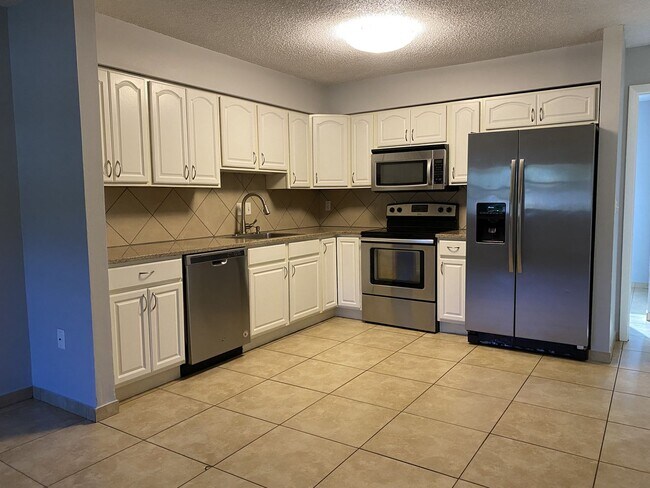 Building Photo - Charming 3-Bedroom Duplex in the Heart of ...