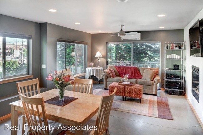 Foto del edificio - 827 NE 66th St