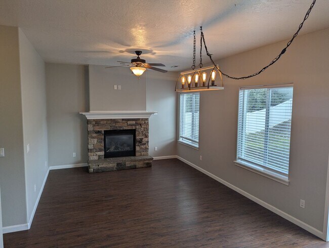 Foto del edificio - Beautiful well maintained 4 bedroom 3 bath...