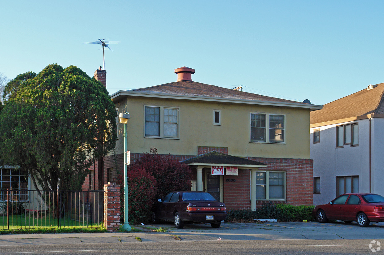 Building Photo - 2060 Sutterville Rd