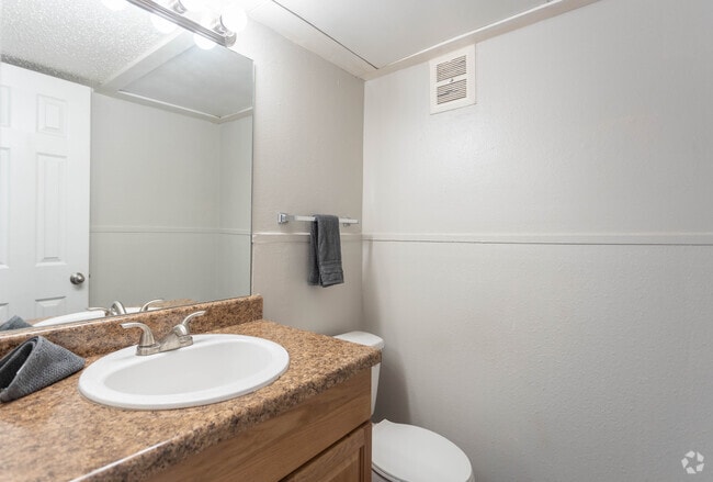 2BR, 1.5BA - 1,129 SF - ReNew Highland Park