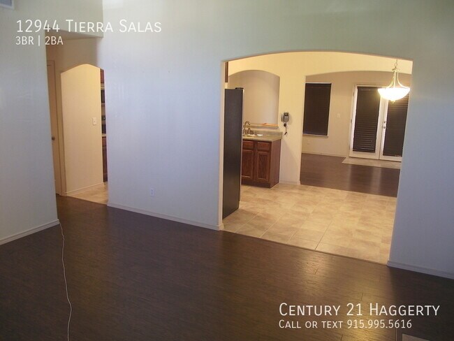 Building Photo - East El Paso 3 bed Refirg A/C