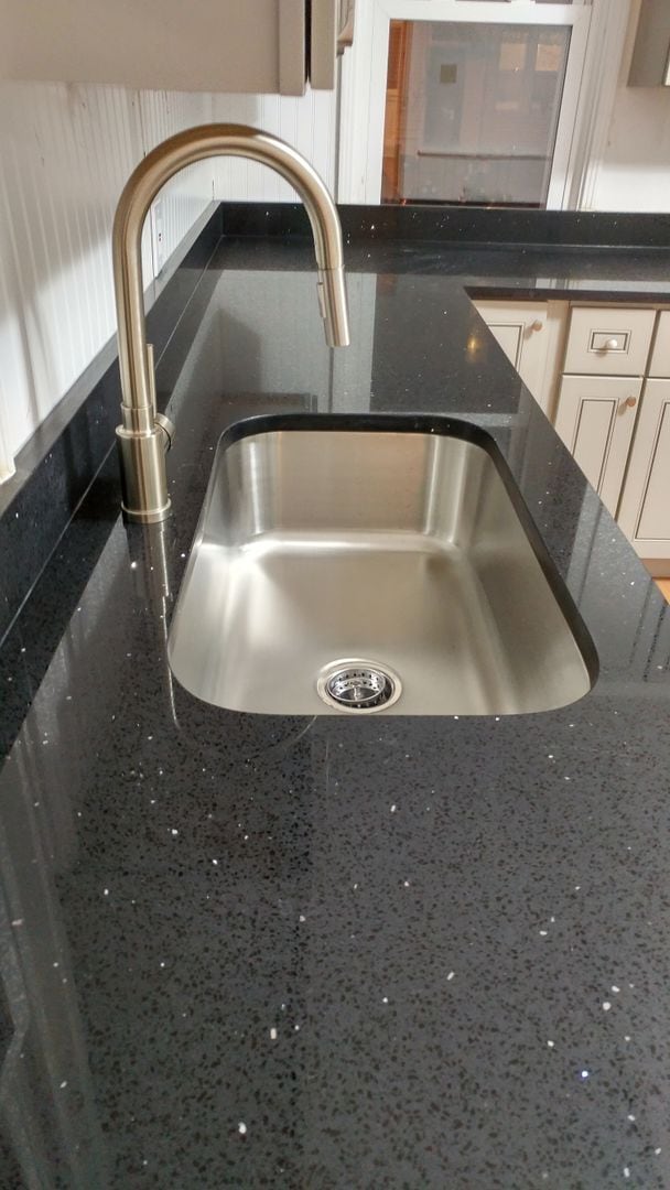 Foto del edificio - Large 3 bedroom, 2 bathroom freshly renovated house with stainless steel appliances!!