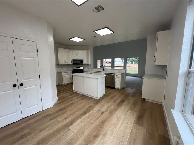 Building Photo - June Rent Free! 4 Bedroom Home in Villages...