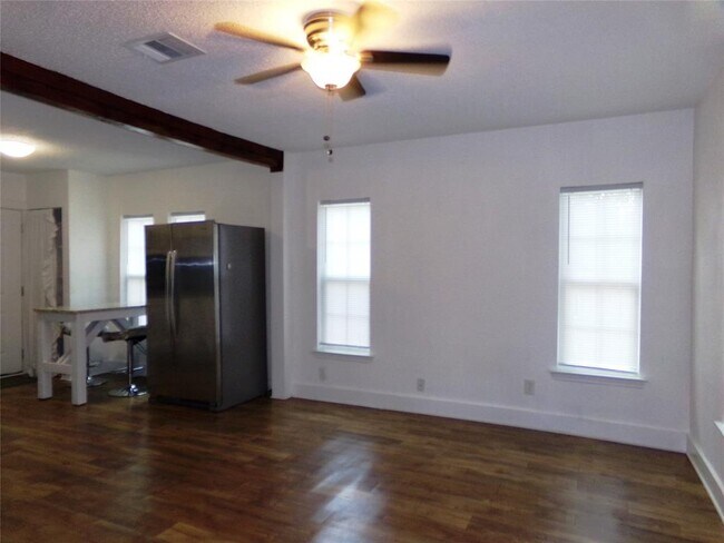 Building Photo - 204 N Ave B