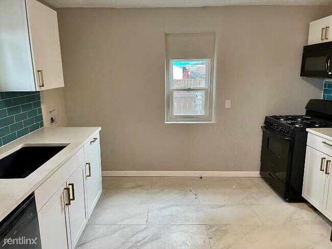 Building Photo - 2 br, 1 bath Townhome - 1168 N Gladstone Ave