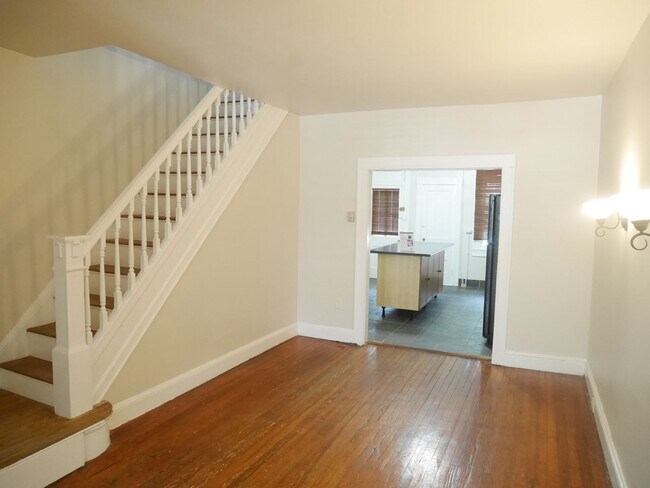 Foto del edificio - PRIME LOCATION! Charming 3-Bedroom Home Ne...