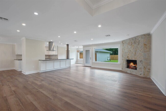 Foto del edificio - 402 Forest Lake Dr