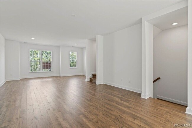 Building Photo - 13800 Village View Dr