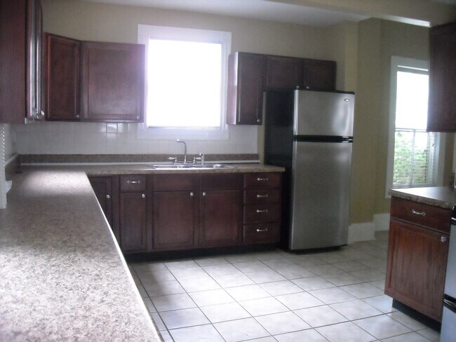 kitchen with eat-in space - 514 Mountain Ave SW