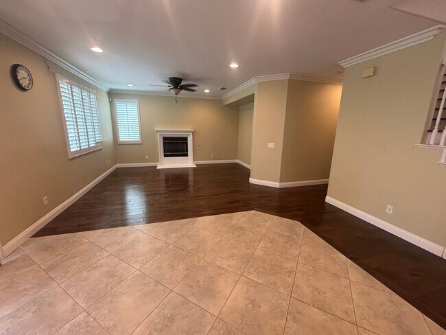 Foto del edificio - Spacious 4-Bedroom Home with Community Ame...