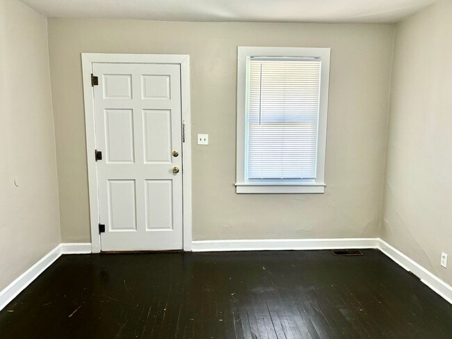 Building Photo - Spacious 2 bedroom home near Churchill Dow...