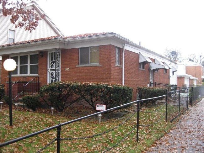 Foto del edificio - 16261 La Salle Ave