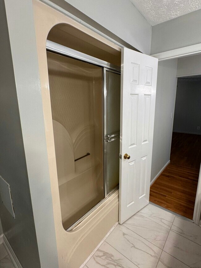 Building Photo - 6916 Twin Creek Ct