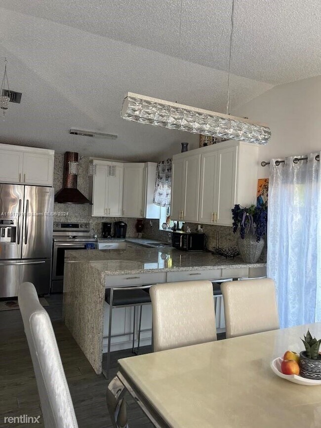 Building Photo - 3 br, 2 bath House - 14641 SW 52nd St # 14641