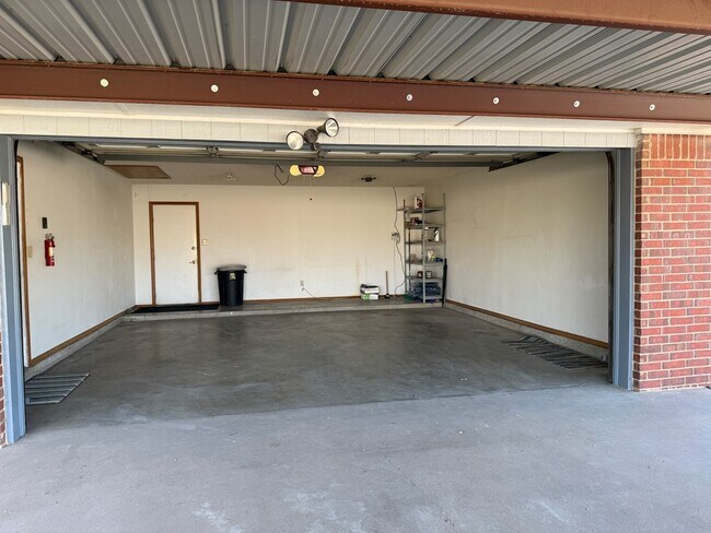 Building Photo - 15 N Broken Bow Cir