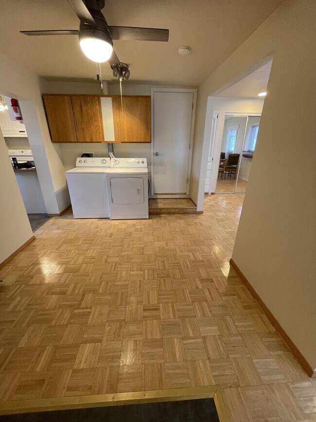 Foto del edificio - 3859 Midway Ave NE