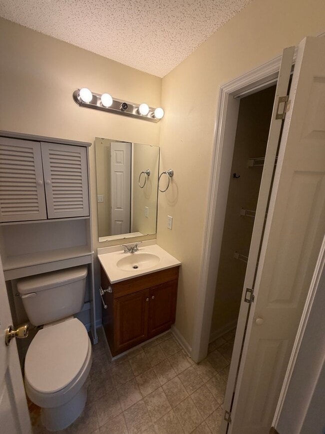 Foto del edificio - 2 Bed, 2 Bath Condo Available