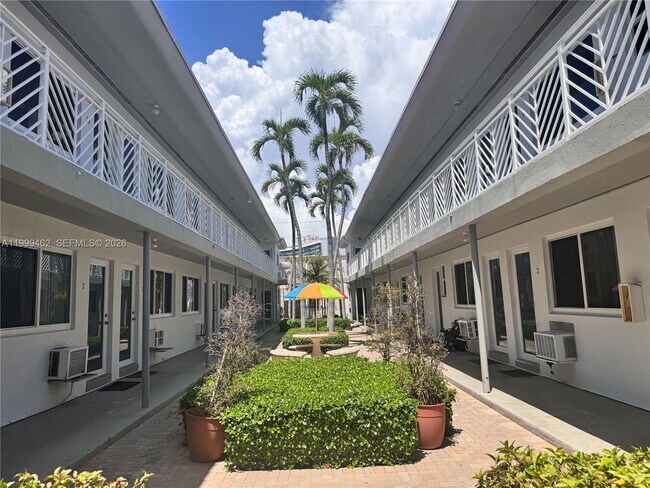 Foto del edificio - 7430 Byron Ave