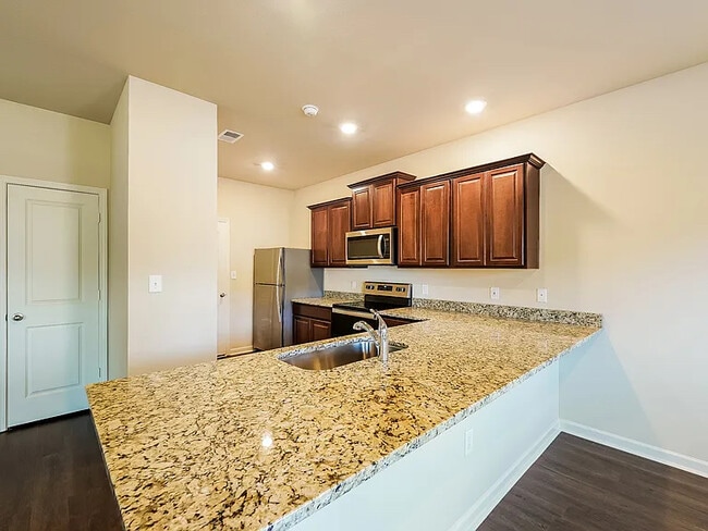 Building Photo - 535 Clover Cir