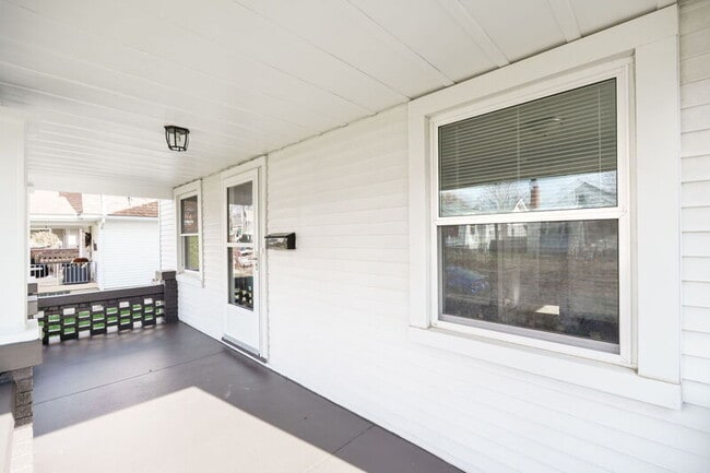 Building Photo - 2824 Dwight Ave