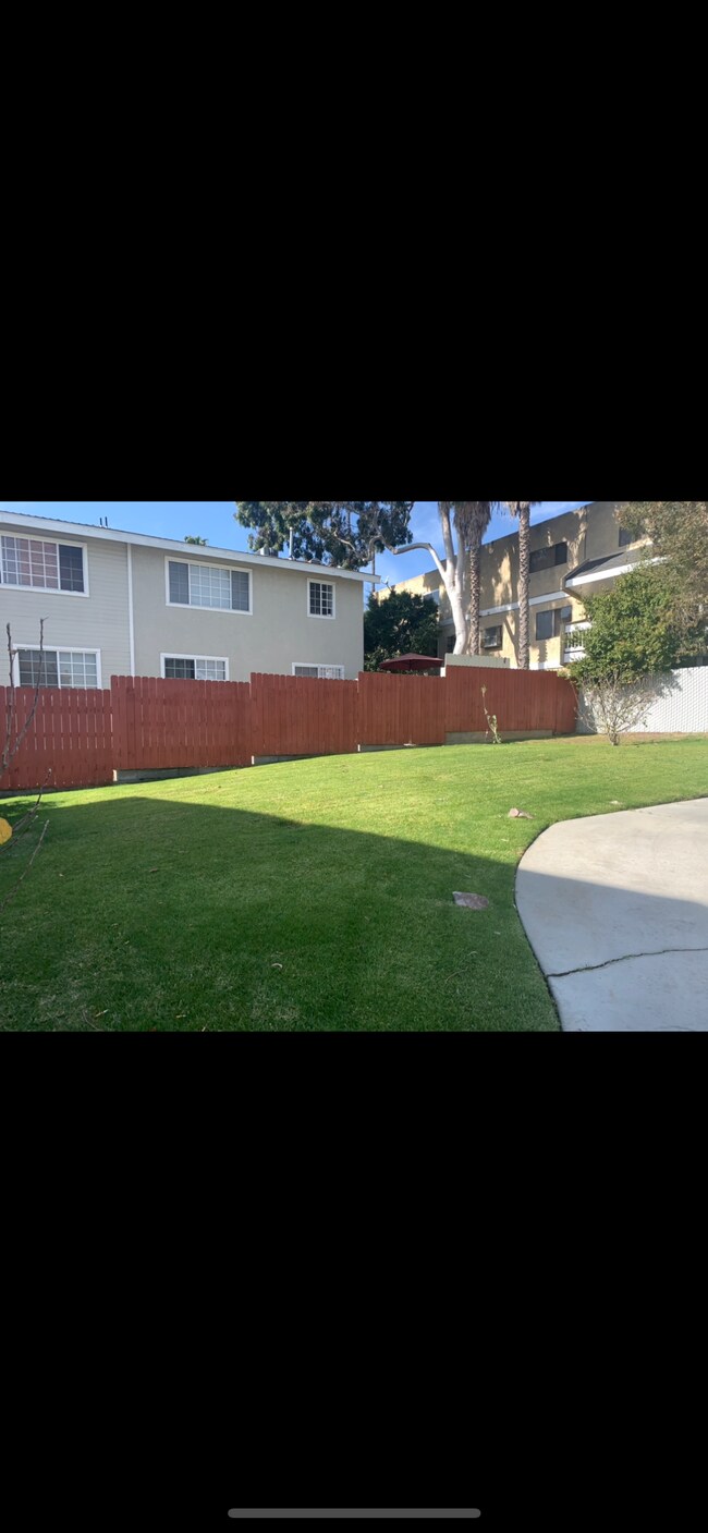 Outdoor green space - 737 Venice Way