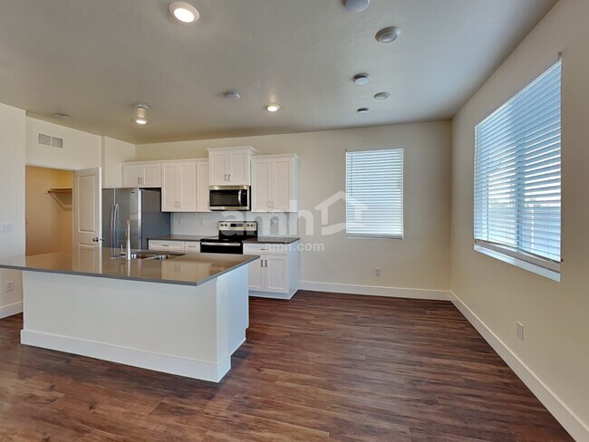Building Photo - 4101 Keklik Ave