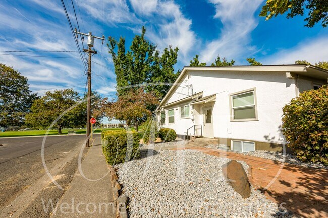 Building Photo - 427 SW Bade Ave