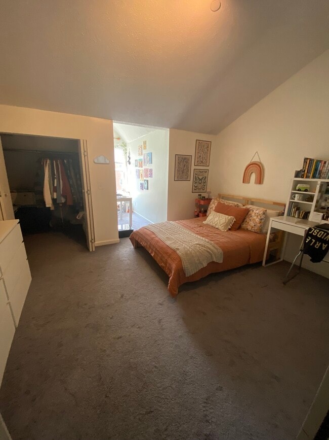 Unit D 1st Bedroom W/ Private Bathroom - Sycamore Place