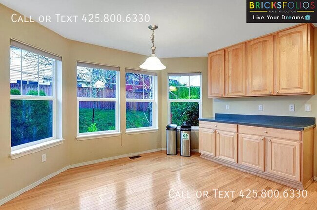 Foto del edificio - Dream Kitchen, Dual Fireplaces: Find Your Stylish Sanctuary in Redmond Ridge.