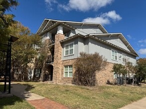 Building Photo - Available Now! 2 Bed/2 Bath in The Woodlands!