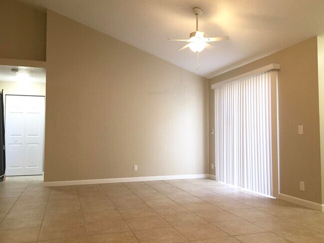 Foto del edificio - 4377 Woodstock Dr