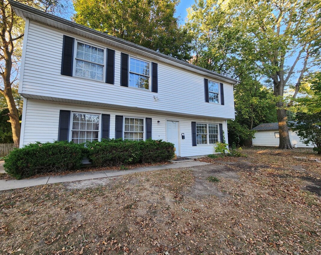 Foto principal - 4 Bedroom Home!
