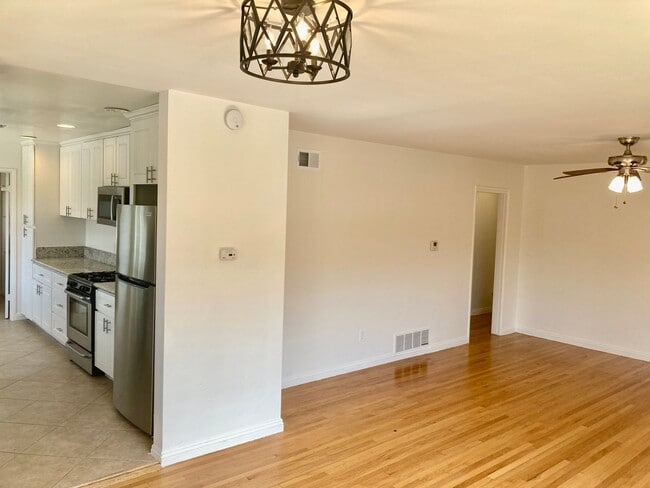 Building Photo - 3 Bedroom 2 Bath Home in La Mesa with Detached 2 Car Garage