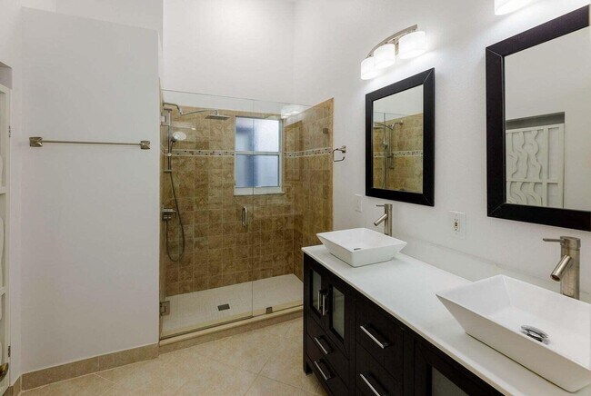 Foto del edificio - 1020 Island Manor Dr