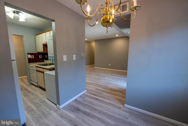 Building Photo - 1533 Colonial Dr