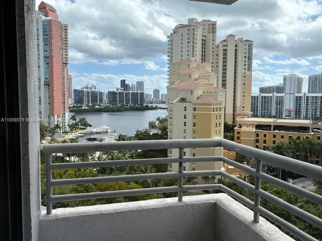 Foto del edificio - 3300 NE 191st St
