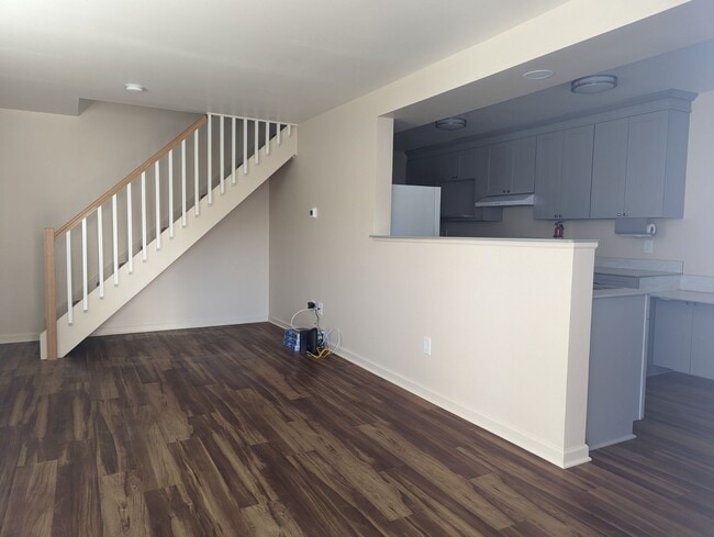 Building Photo - 33 Falcon Ln W