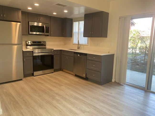 Building Photo - Beautiful 2-bed/1.5 bath two-story townhom...
