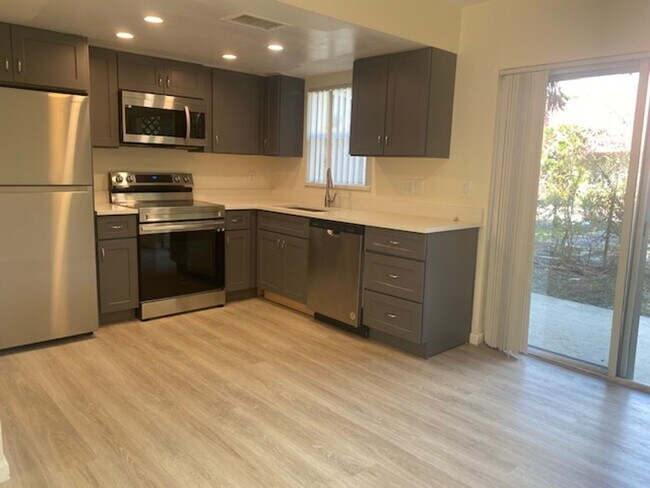 Foto del edificio - Beautiful 2-bed/1.5 bath two-story townhom...
