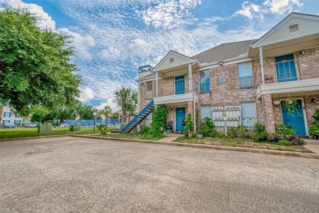 Building Photo - 3900 Woodchase Dr